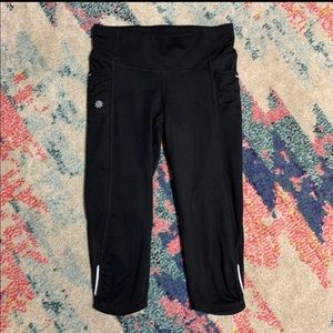 🍀 3/$30 Athleta Dobby Be Free Black Kicker Capri leggings